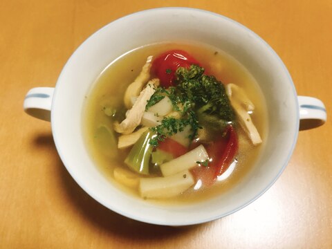 鶏むね肉とたっぷり野菜のコンソメスープ